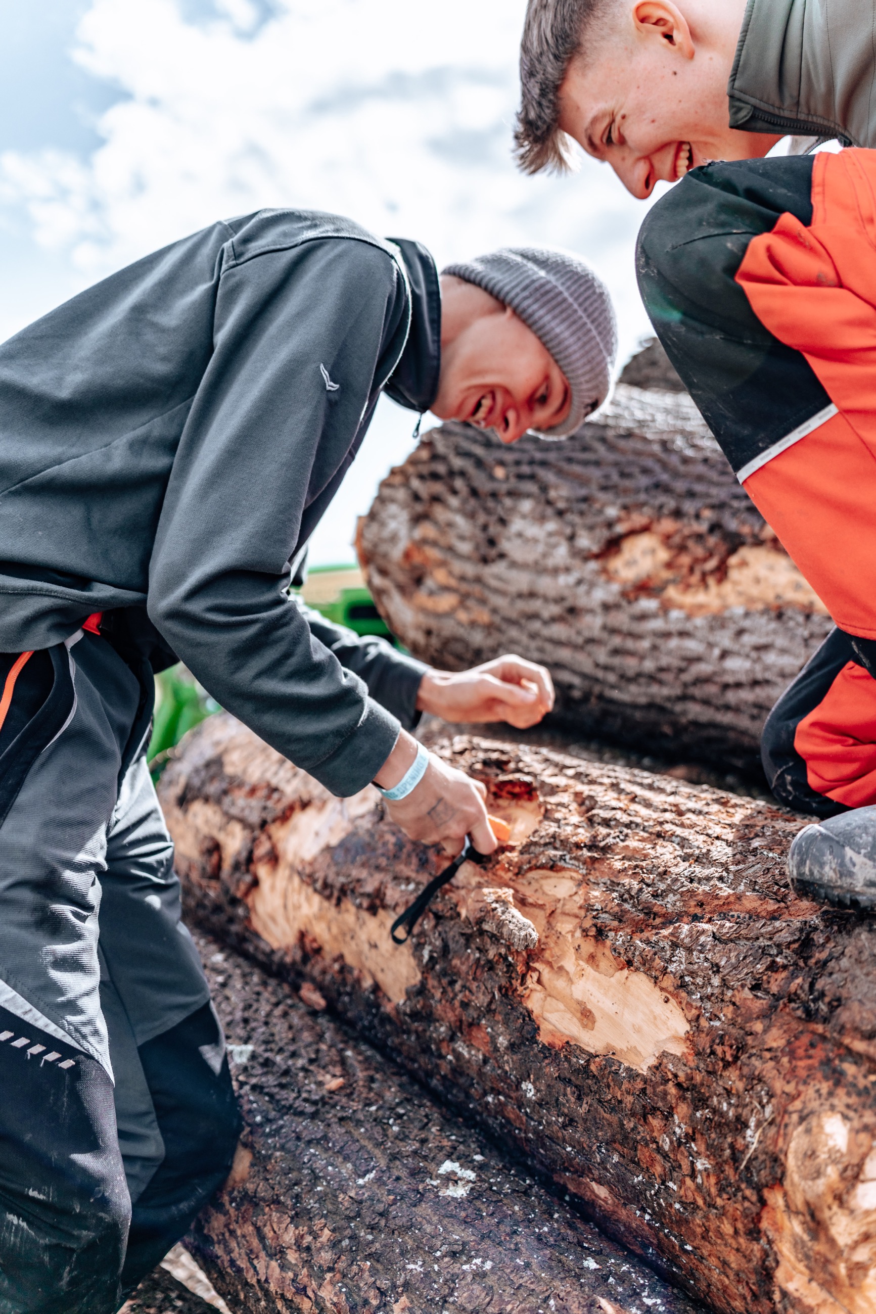 Manuel misst Holzfeuchte