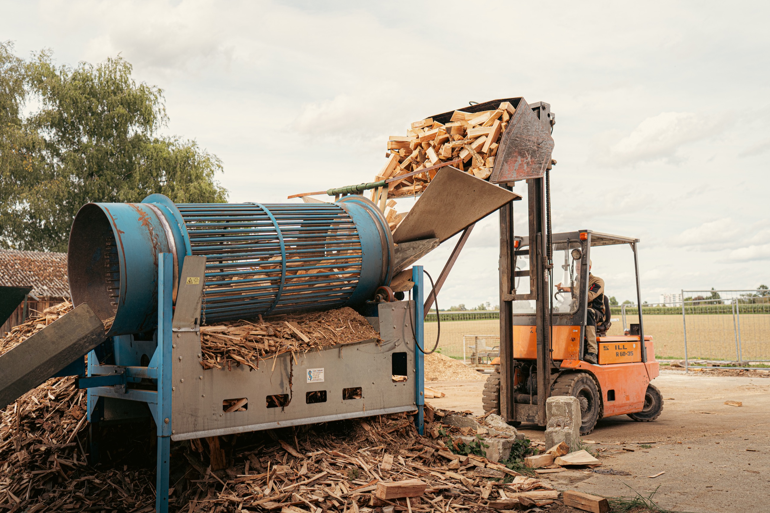 Reinigung und Absiebung des Brennholzes