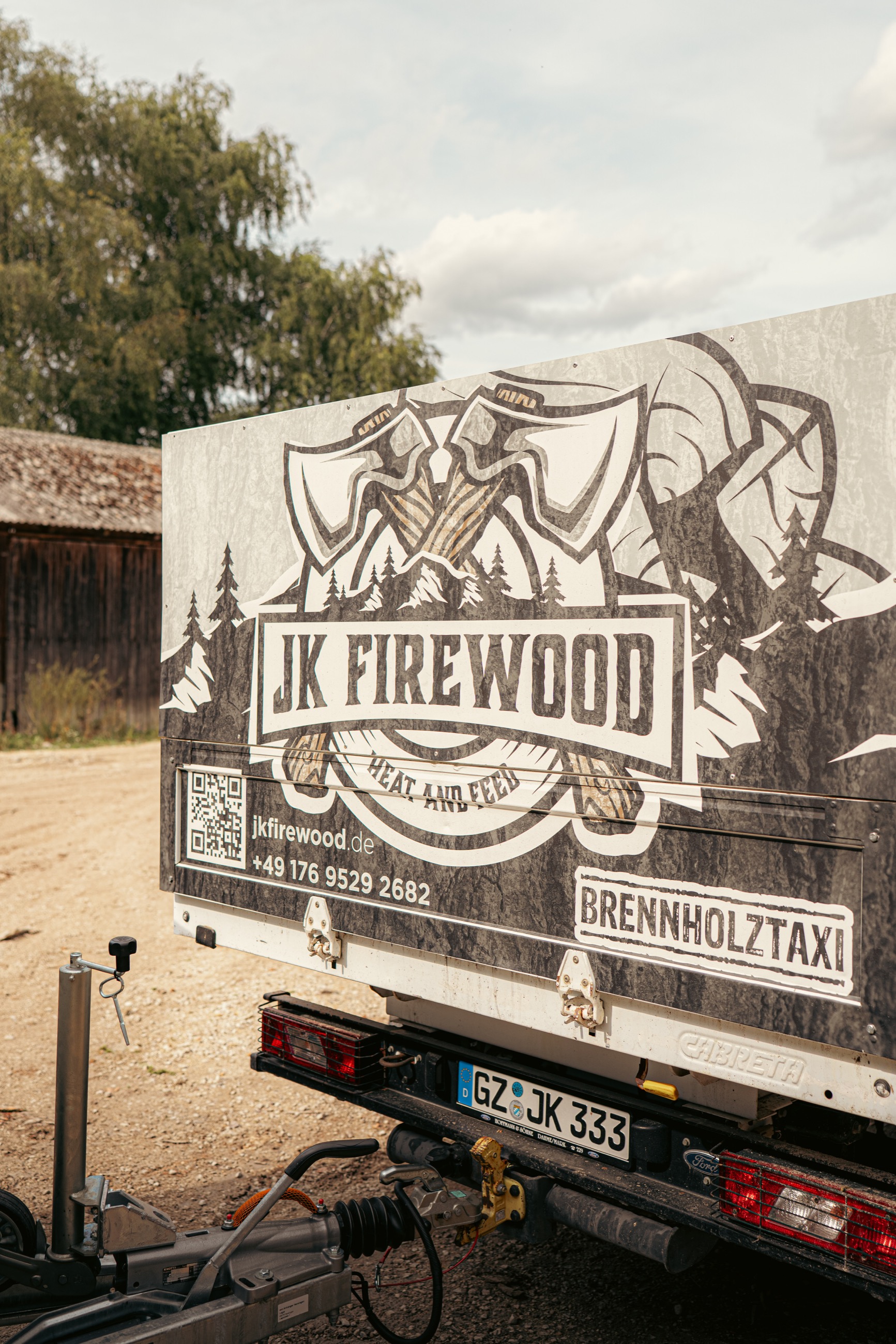 Brennholztaxi von hinten