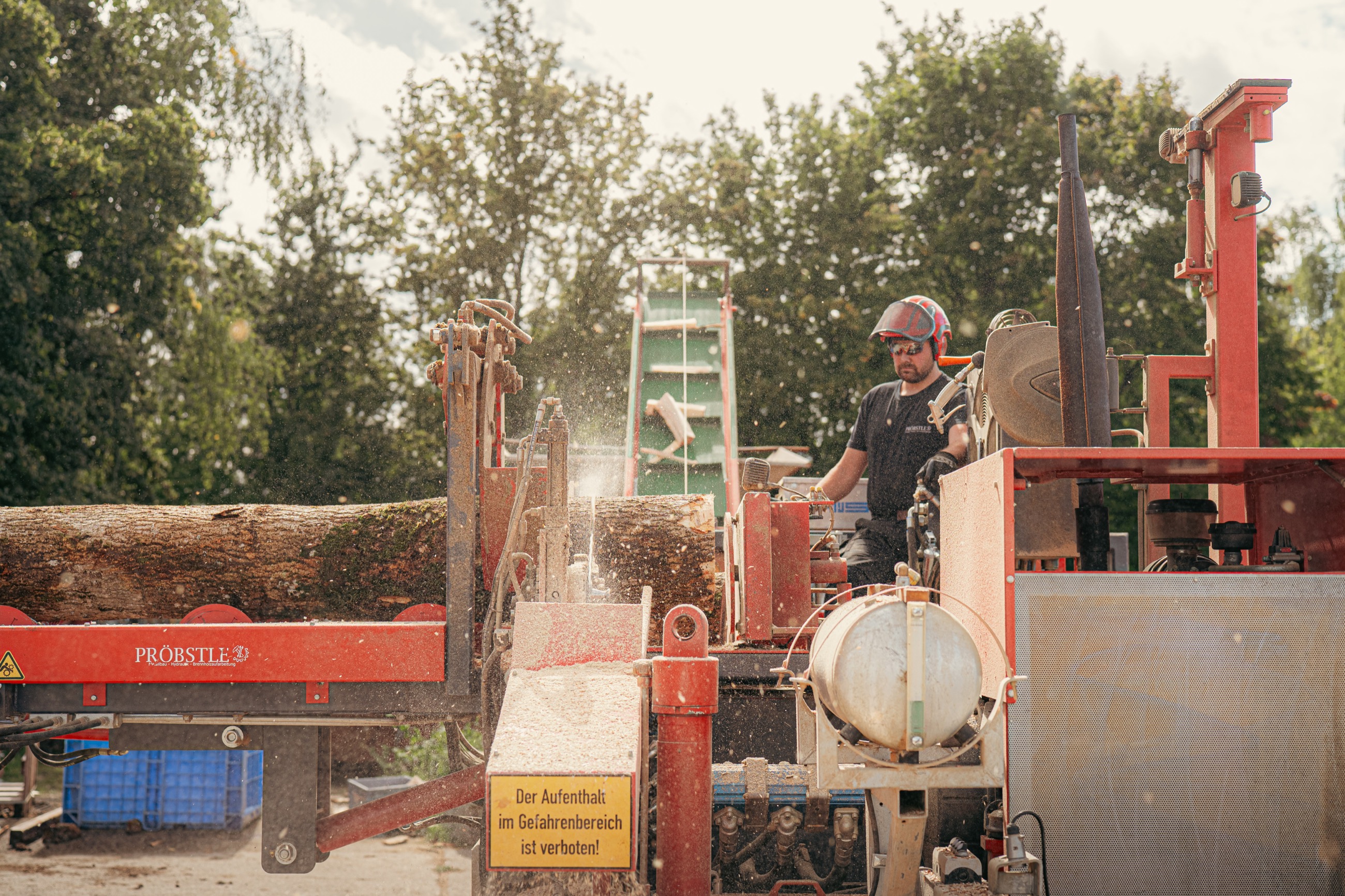 Gleichmäßig gespaltene Holzscheite