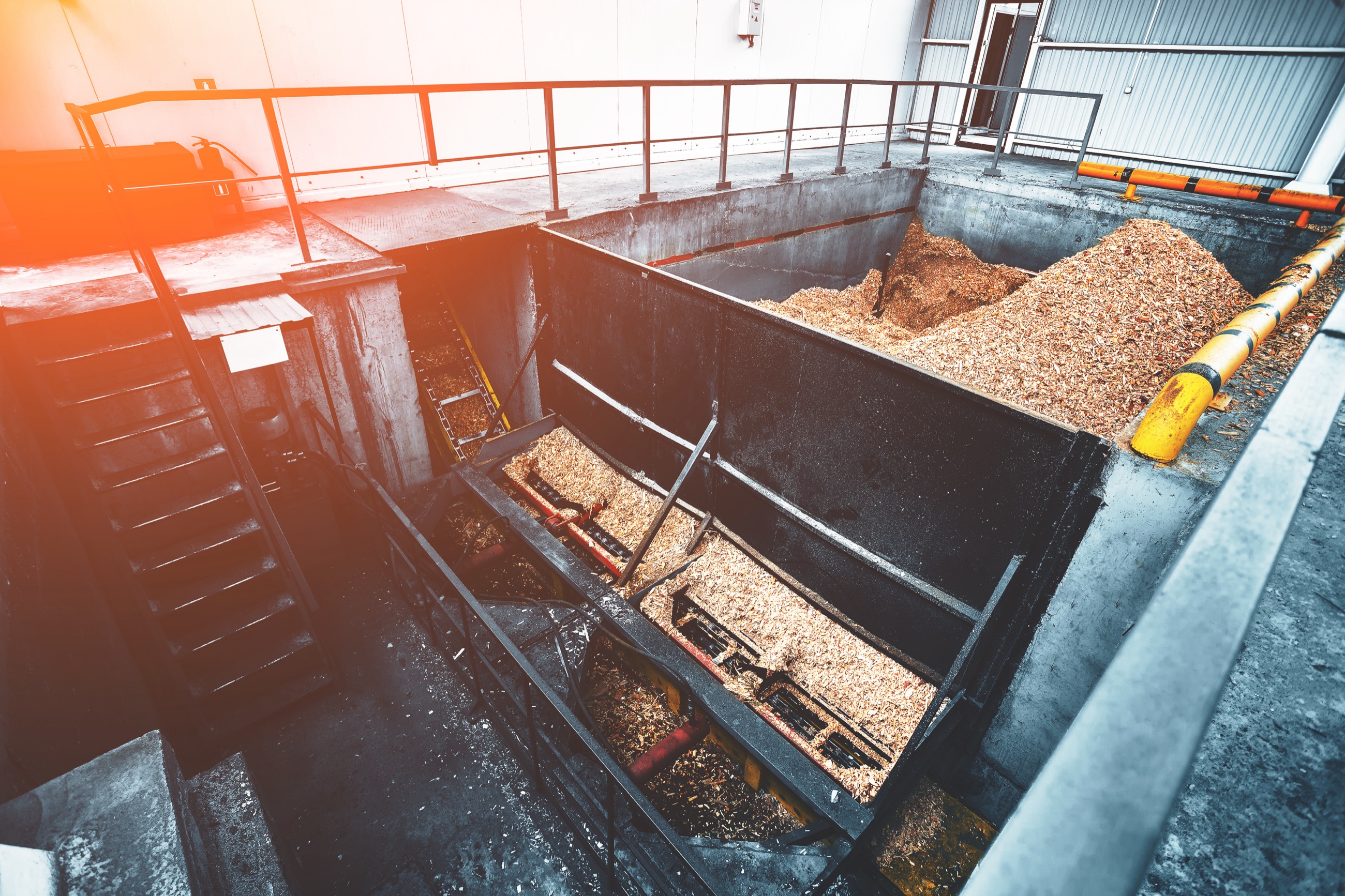 Hackschnitzel werden über Förderband erfasst