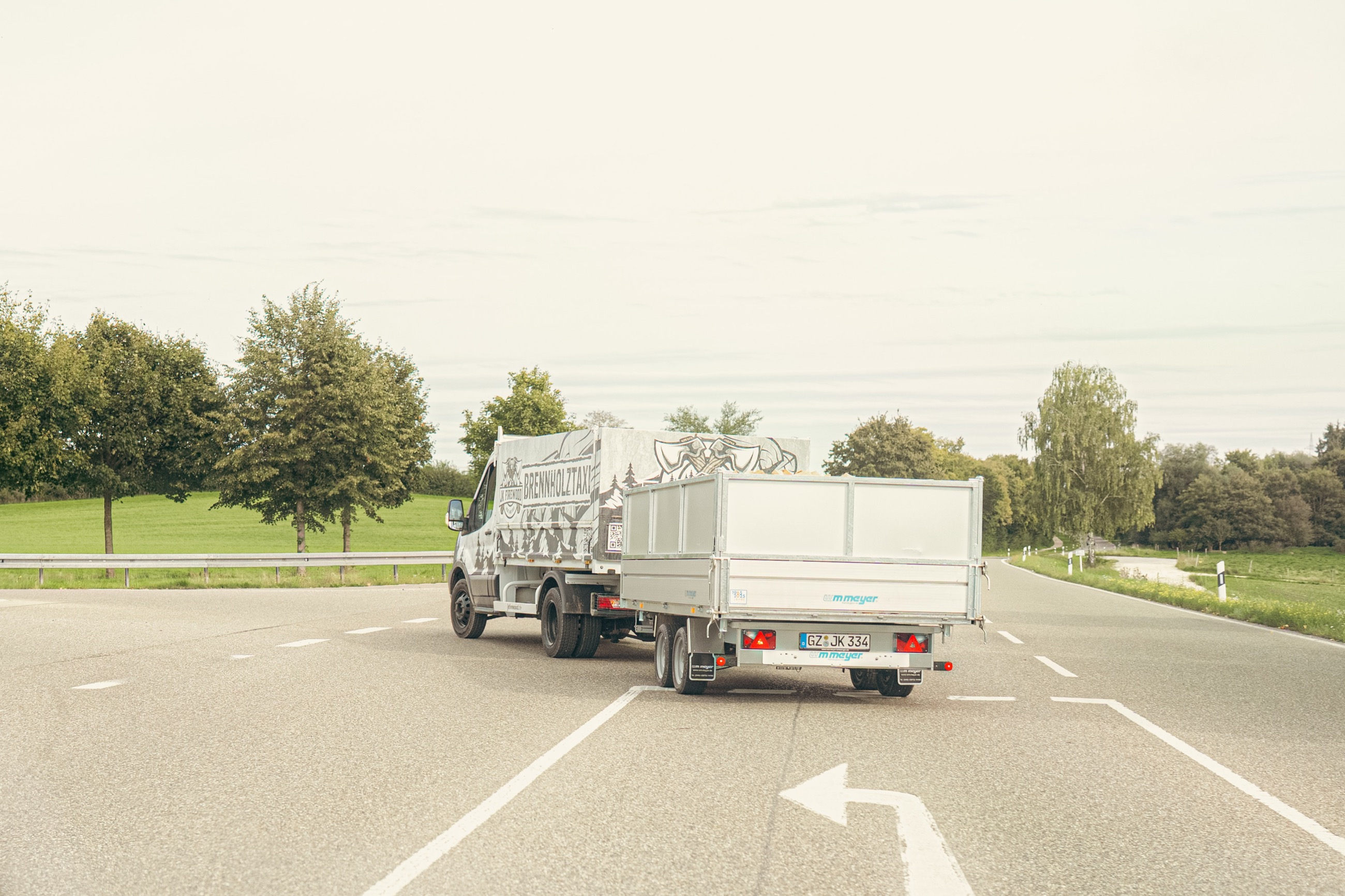 Abladen des Brennholzes vor Ort