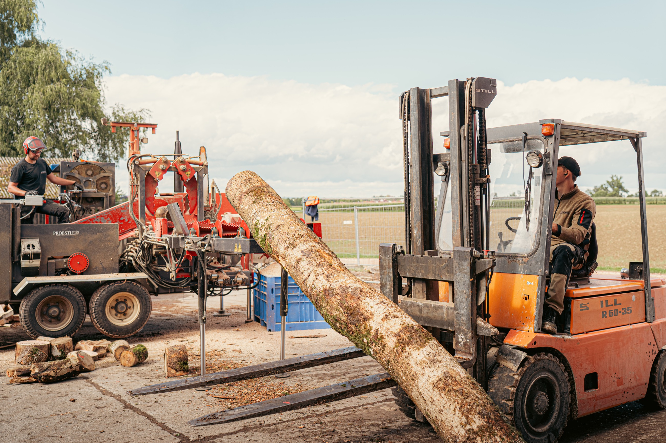 Maschine beim Sägen und Spalten