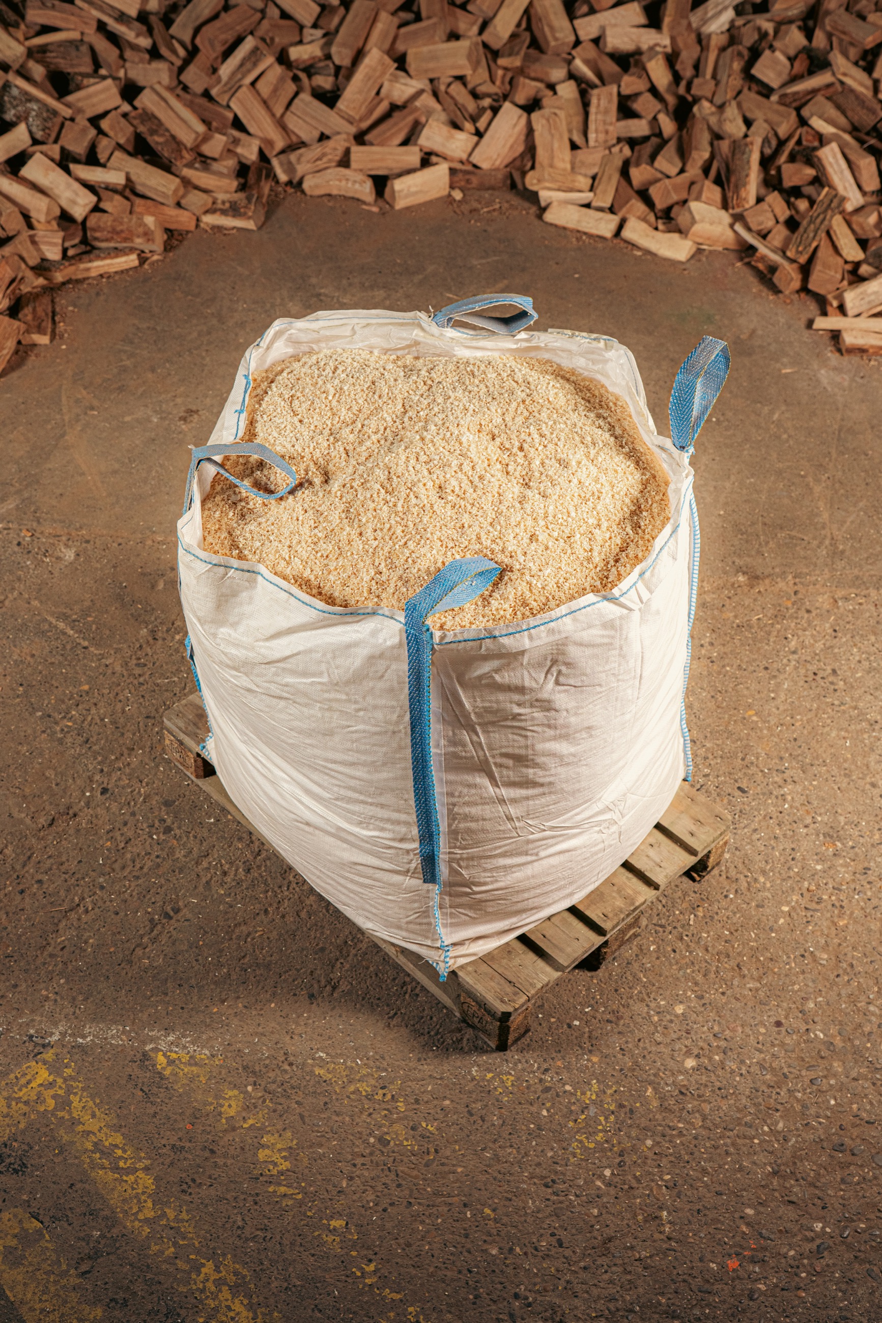 Brennholz in wiederverwendbarer Holzbox