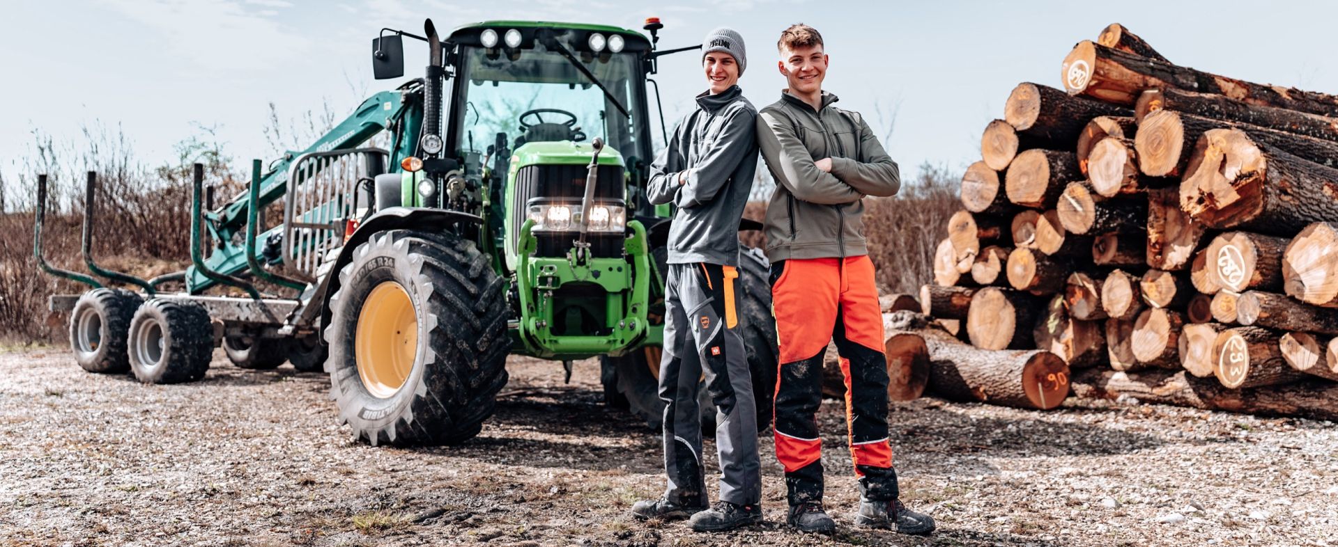 Jeremias und Manuel beim Holzholen im Wald
